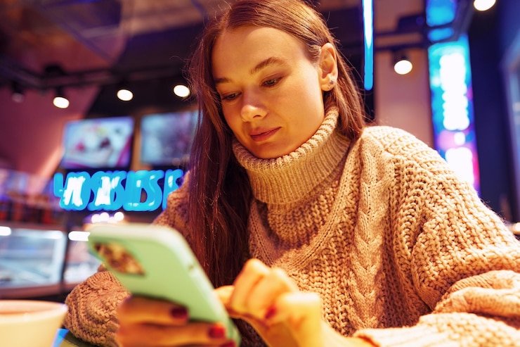 Pengguna mobile memeriksa keamanan login